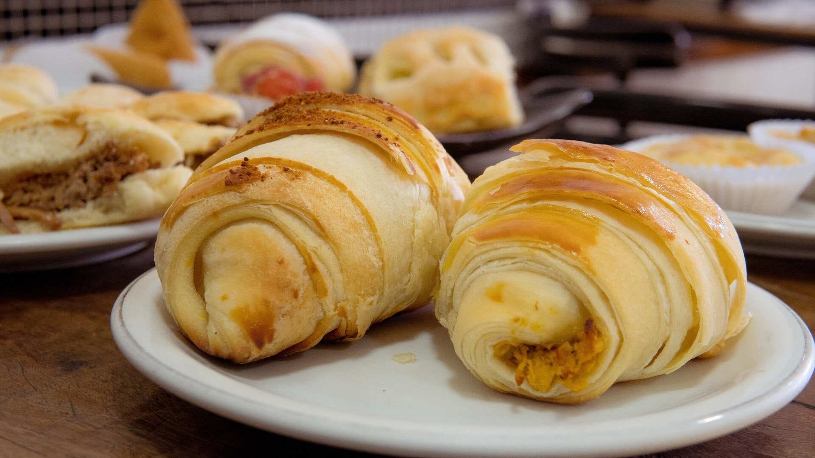 Croissants dourados e pães servidos na Casa do Pão